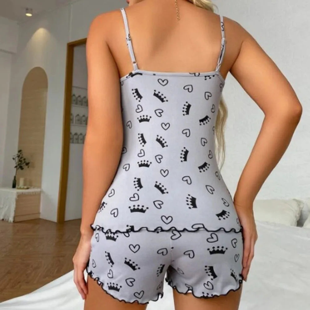 Pijama feminino sem mangas cinza com estampa de corações e detalhes em renda