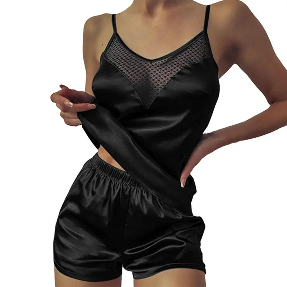 Pijama sem mangas feminino em seda preta com top de alças e shorts confortáveis