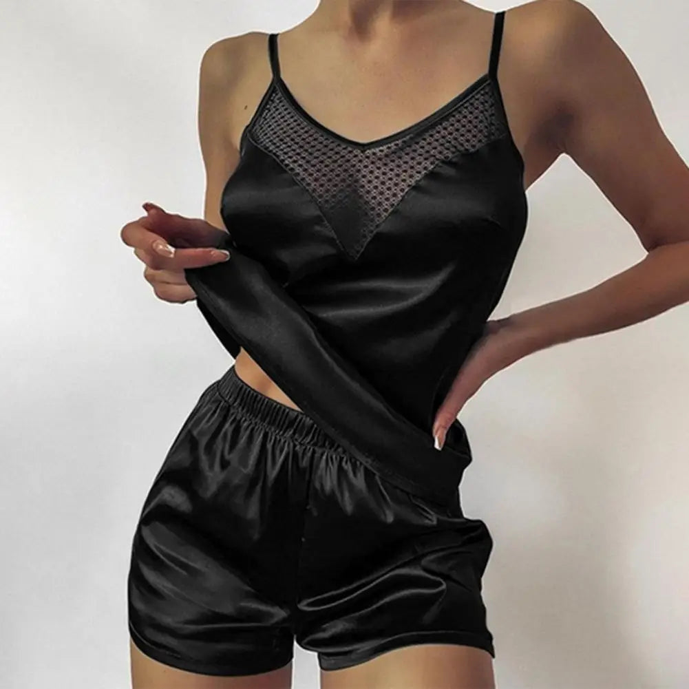 Pijama sem mangas feminino em cetim preto, com top e shorts para conforto e estilo no verão