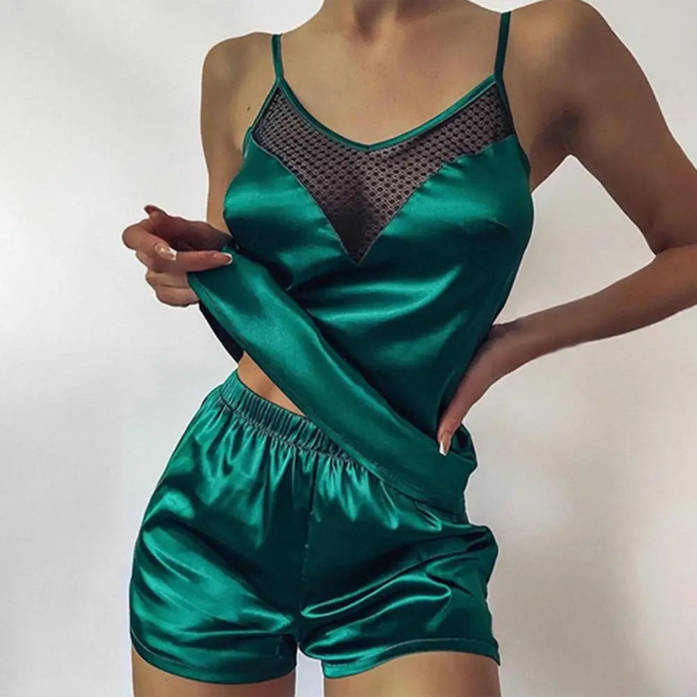 Pijama sem mangas feminino em cetim verde com shorts confortáveis e detalhes em renda
