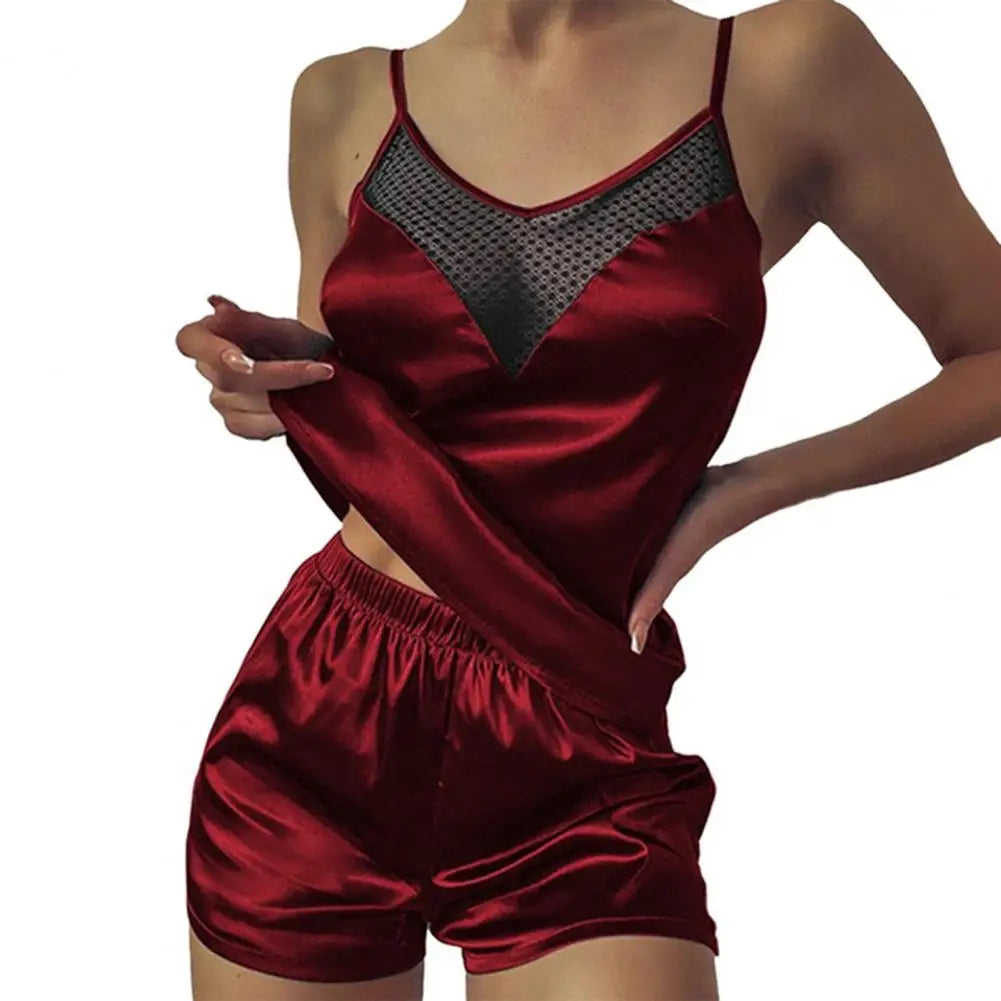 Pijama sem mangas feminino de cetim vermelho com detalhes em rede e short confortável