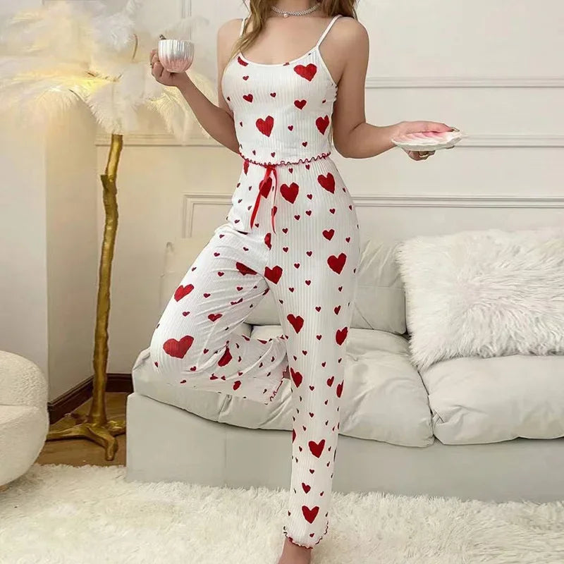 Conjunto de pijama sem mangas outono com estampa de corações vermelhos em fundo branco