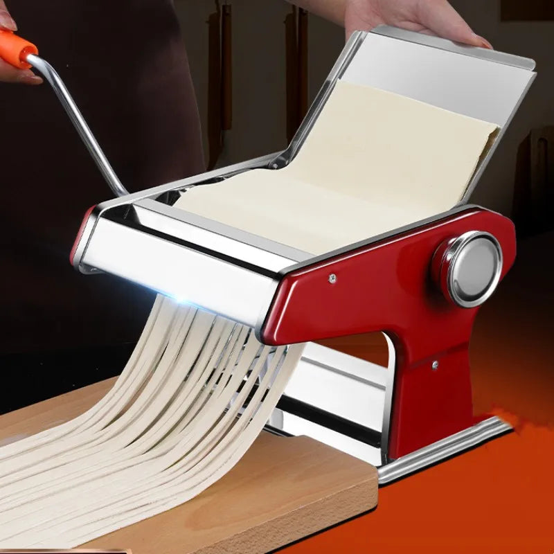 Máquina manual de fazer macarrão em funcionamento, ideal para uso como processador de alimentos manual