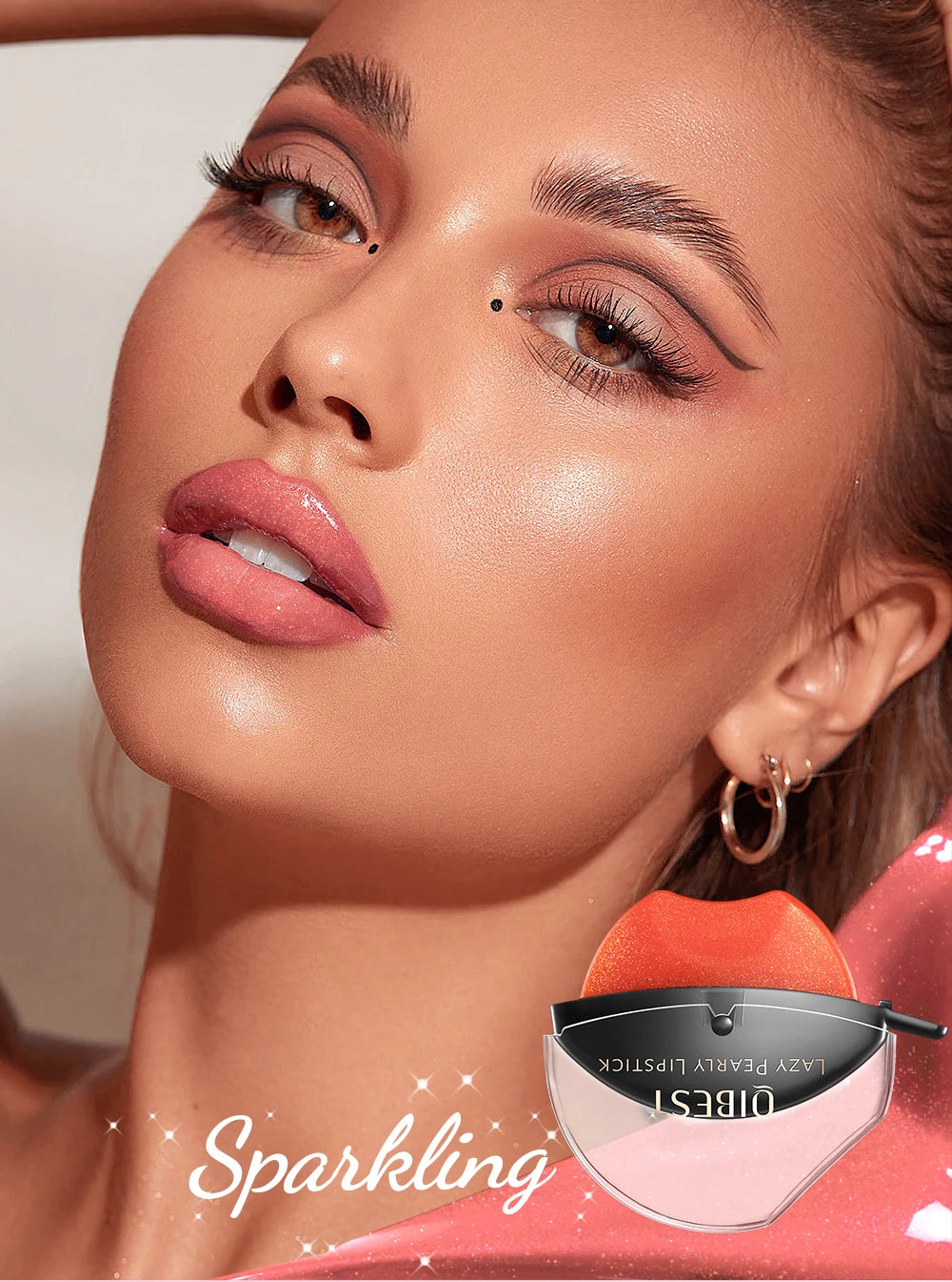Modelo com batom nude fosco da QIBEST, mostrando um acabamento elegante e sofisticado