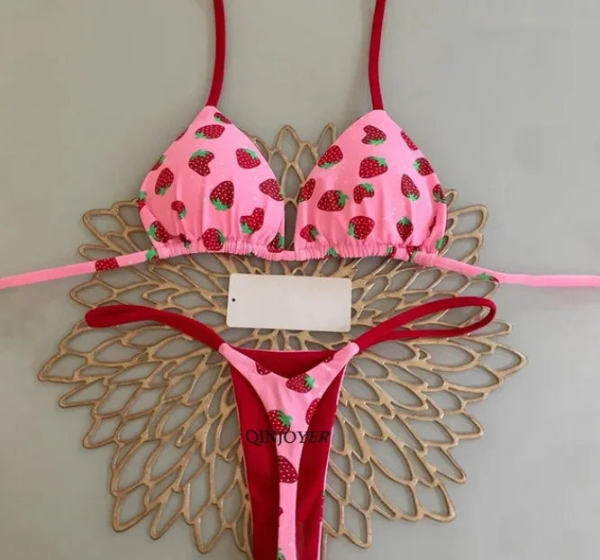 Biquíni feminino rosa com estampa de morangos, ideal para moda praia estilo animal print