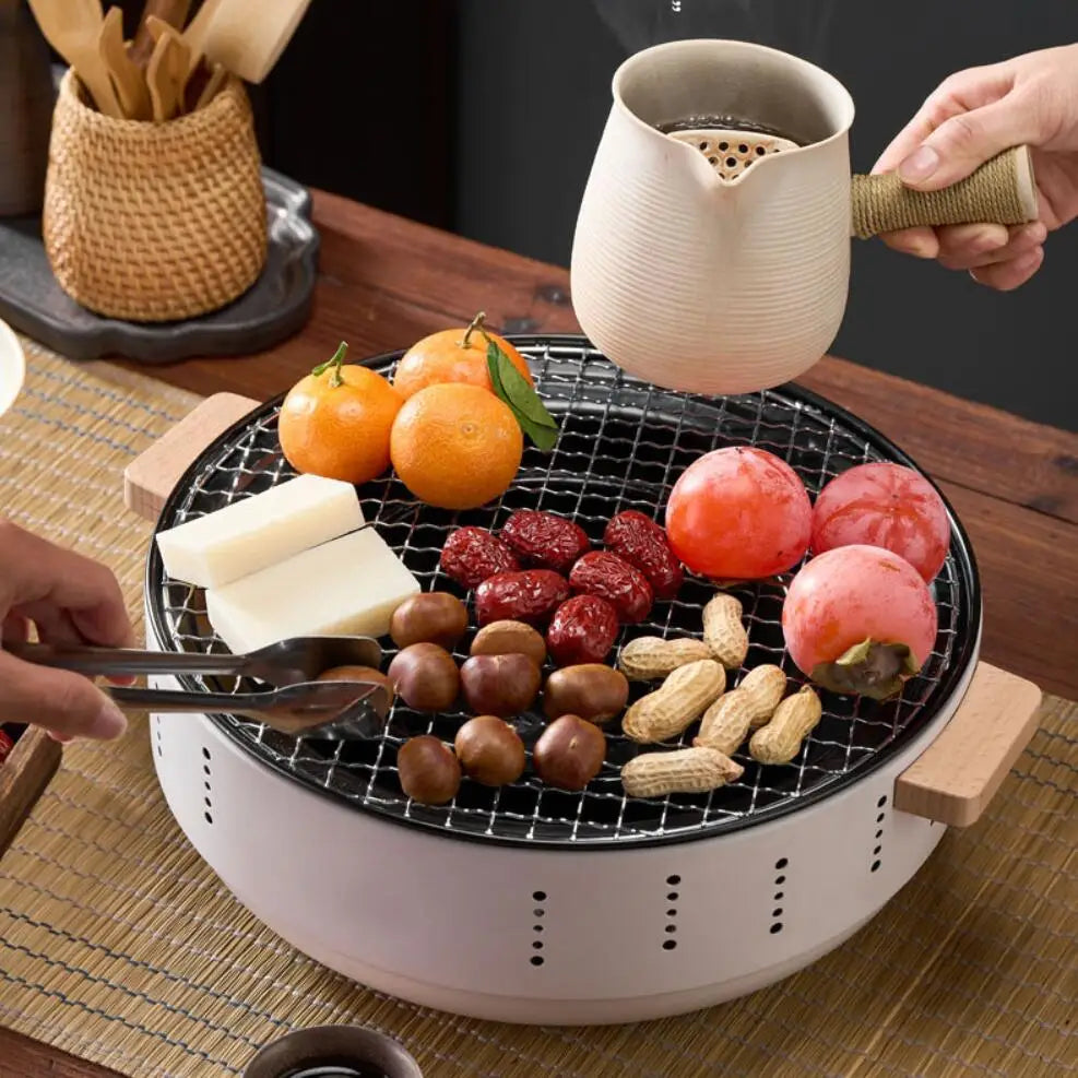 Fogão a carvão com rack de churrasco isolado, ideal para grelhar frutas e petiscos variados