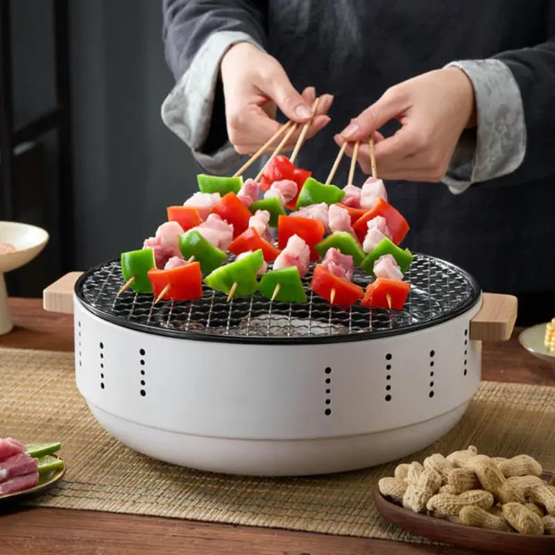 Fogão a carvão com rack de churrasco isolado e espetos coloridos de carne e legumes