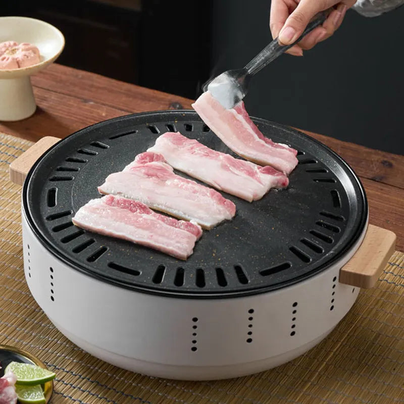 Fogão a carvão com rack de churrasco isolado e tiras de bacon grelhando na chapa