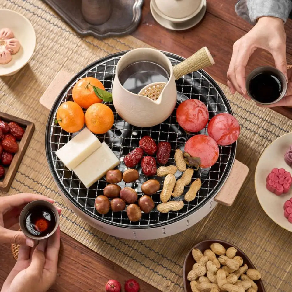 Fogão a carvão com rack de churrasco isolado, ideal para grelhar frutas e petiscos variados.