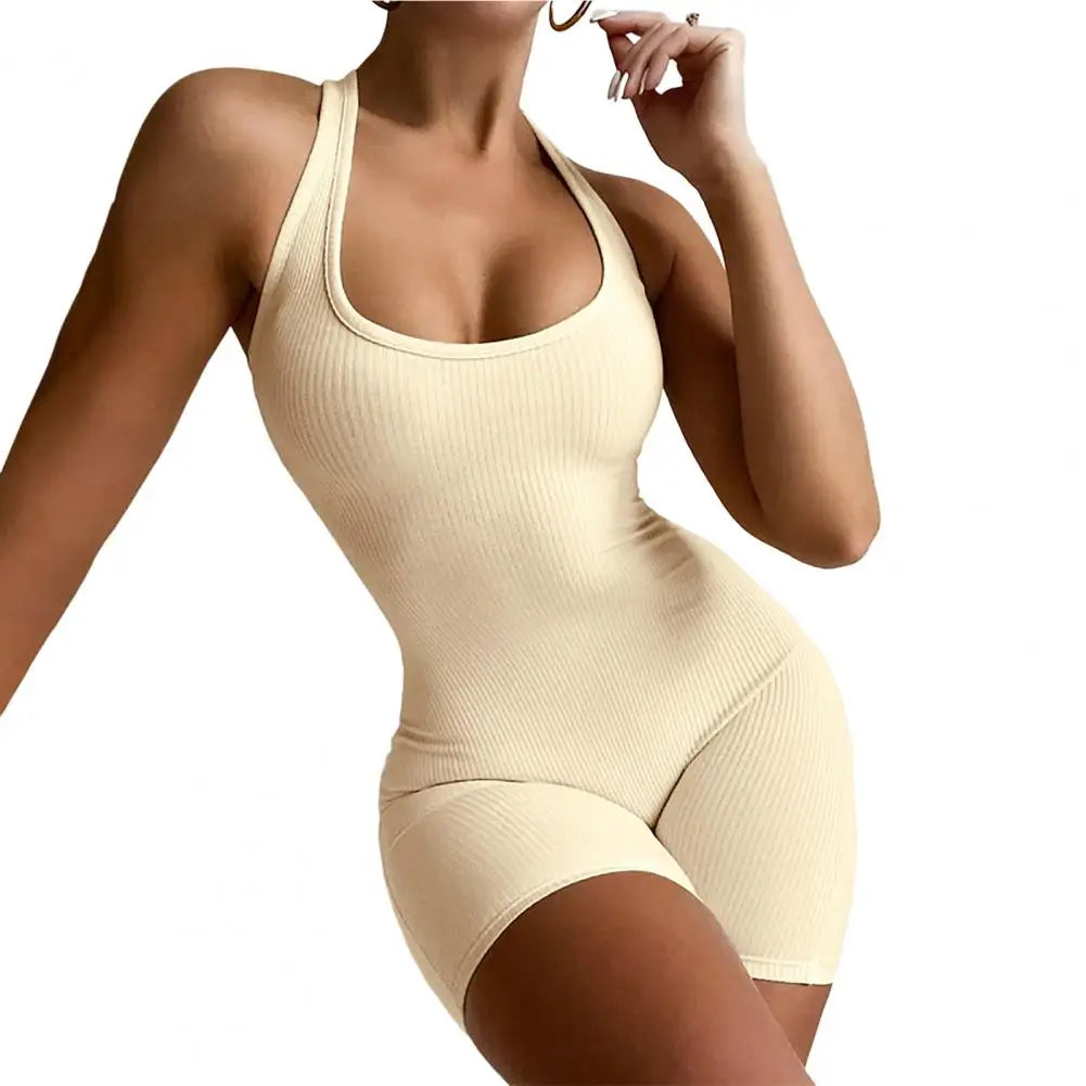 Macacão feminino de yoga bodycon bege com alças largas e ajuste confortável para prática de exercícios