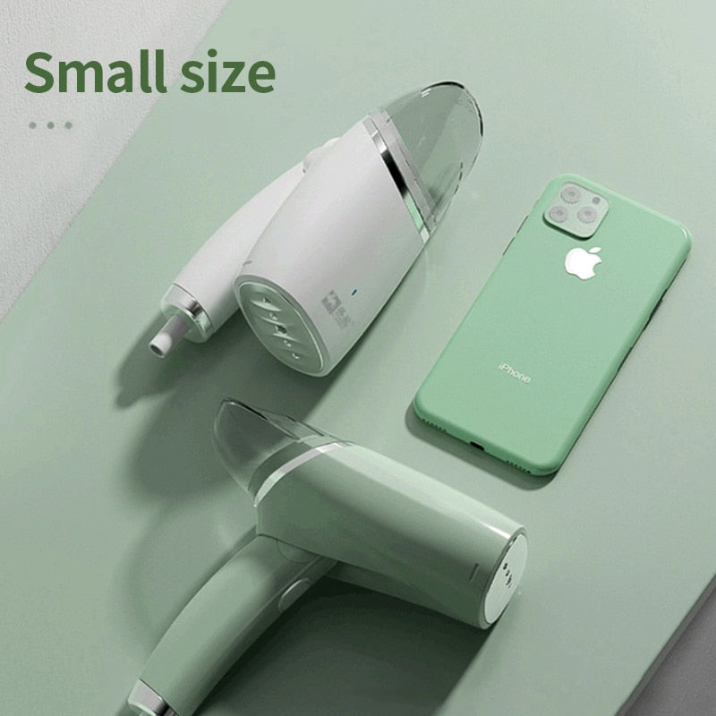 Vaporizador para roupas SAENGQ em tamanho compacto na cor verde, ideal para viagens e cuidados com tecidos.
