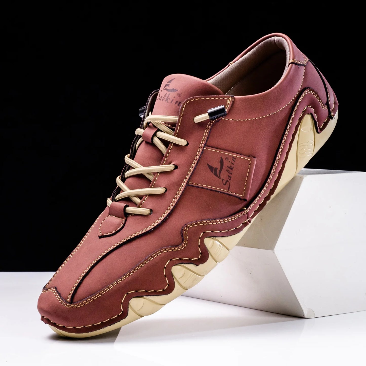 Sapatos masculinos plus size da SISUOCO em tom marrom com detalhes em costura contrastante