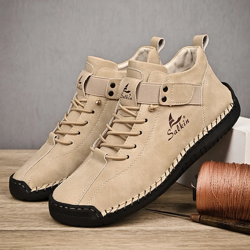 Sapatos masculinos de couro GENGXI em tom bege com design moderno e detalhes em costura