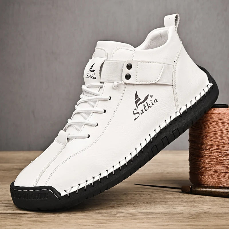 Sapatos masculinos de couro brancos com design confortável e solado preto da marca GENGXI