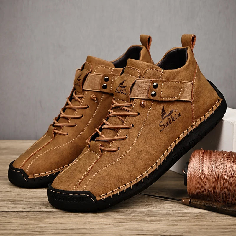 Sapatos masculinos de couro GENGXI em tom marrom com design confortável e moderno