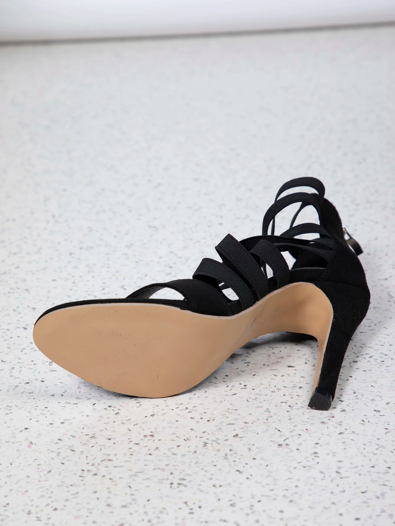 Sandálias femininas de salto alto da RINDU com design elegante e sola em tom nude