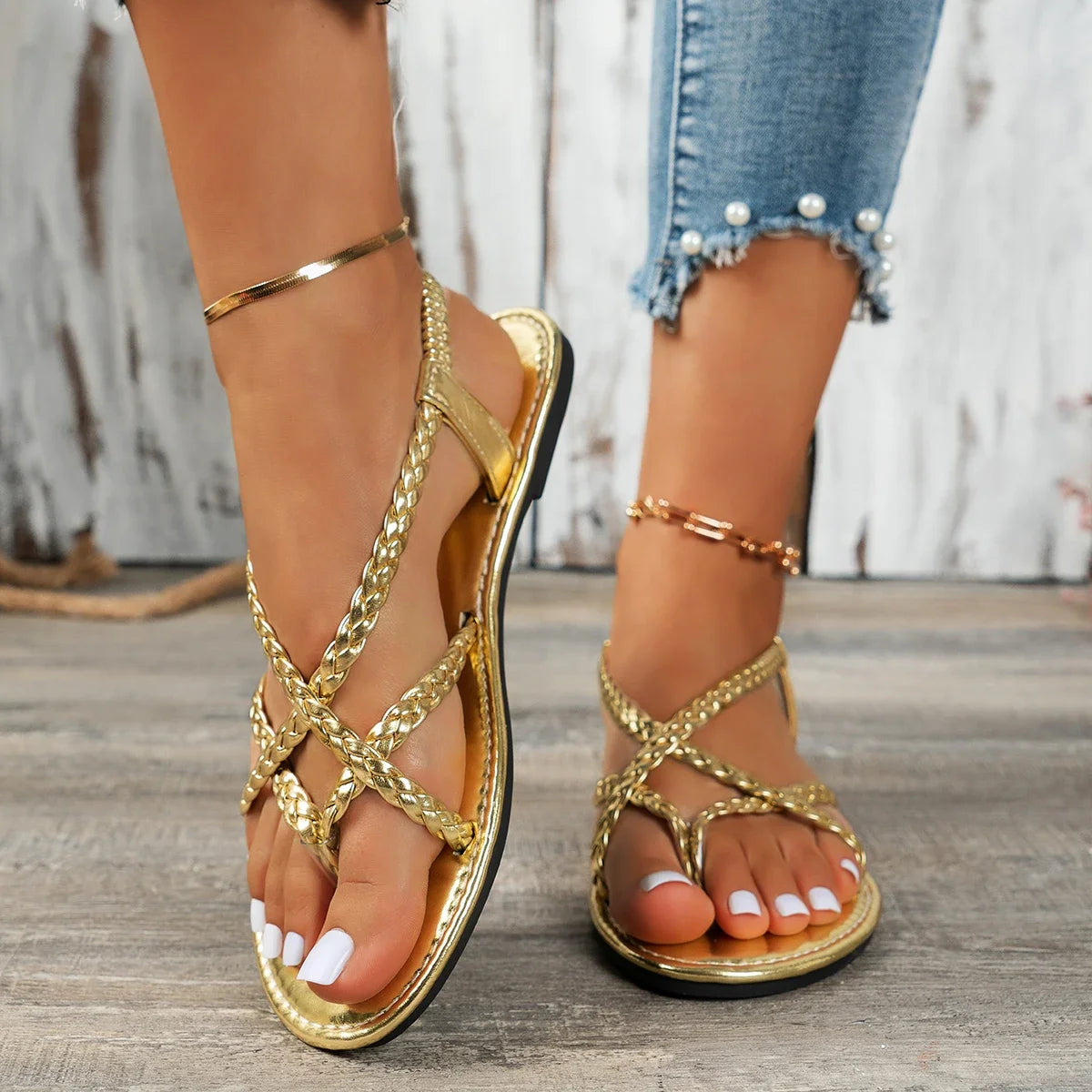 Sandálias femininas trançadas em dourado com design elegante e tiras confortáveis