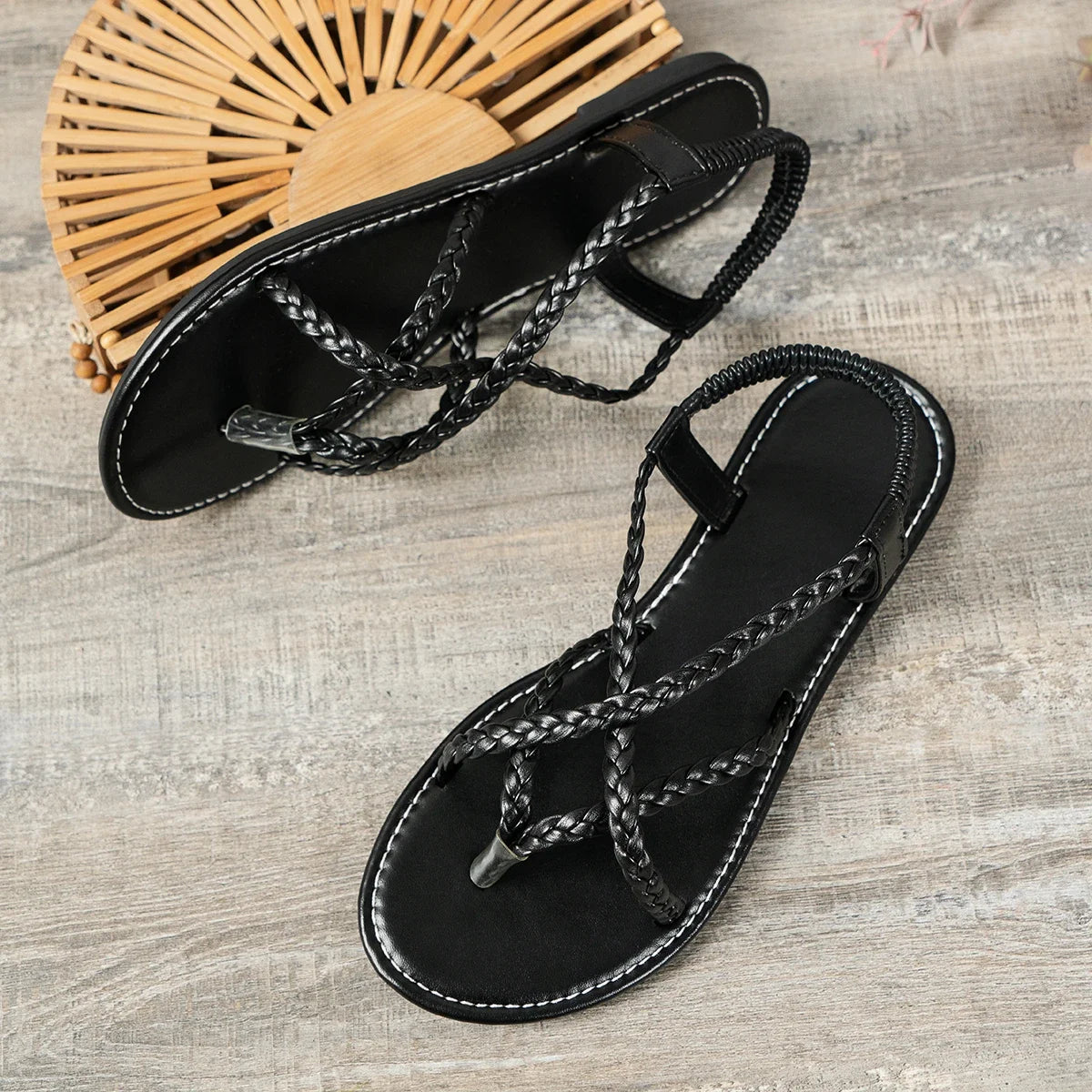 Sandálias femininas trançadas em preto com design elegante e sola confortável