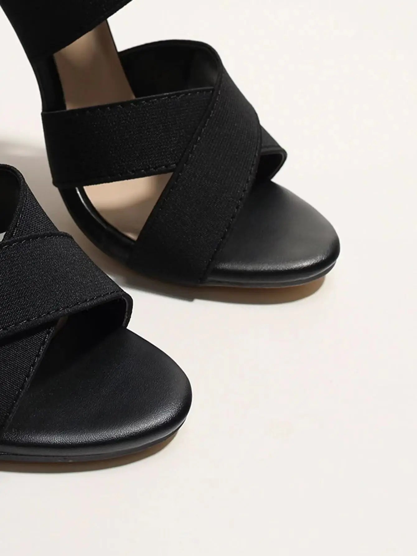 Sandálias gladiador femininas ZLMIAO SHZHANG de design elegante e confortável em preto