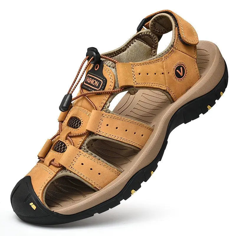 Sandálias masculinas de couro SEVENMADNESS em tom caramelo com fechamento ajustável para conforto
