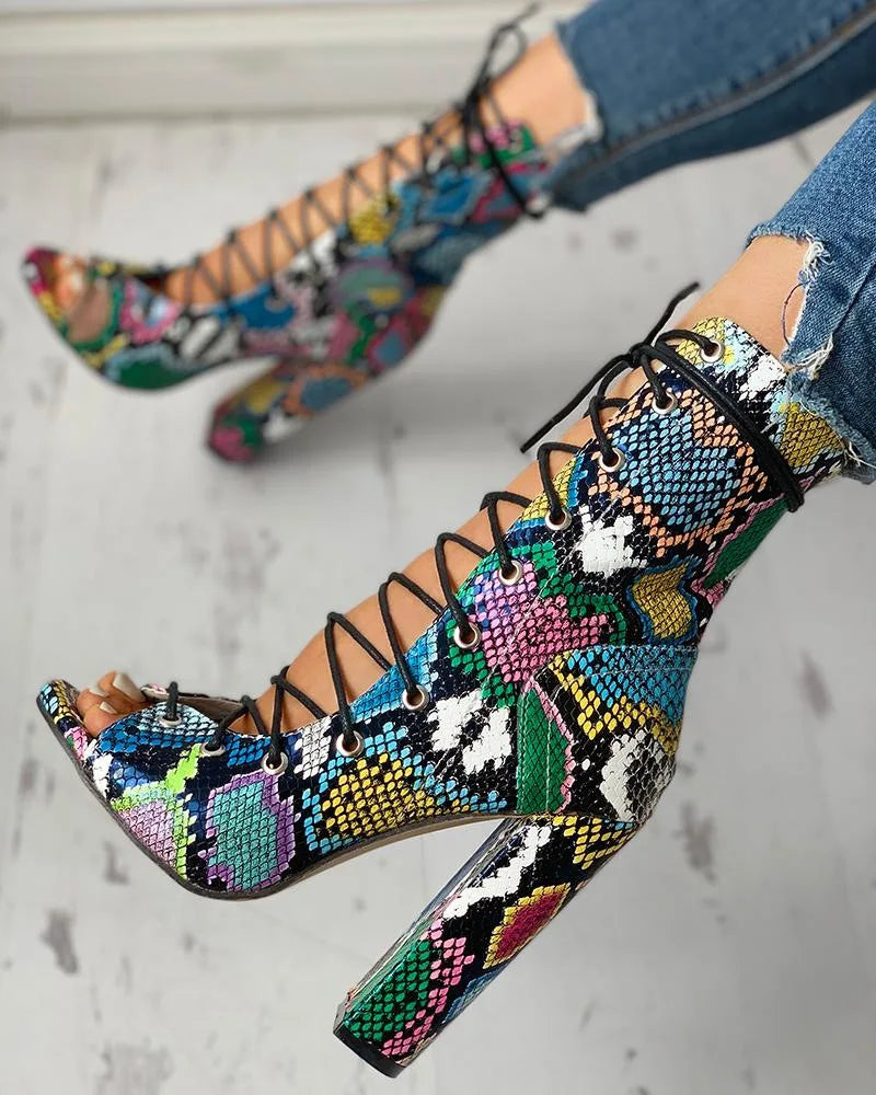 Sandálias salto bloco feminino com estampa colorida de cobra e amarração para um look moderno