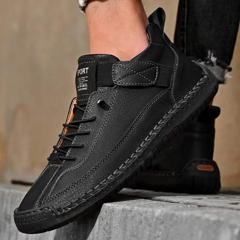 Sapato masculino plus size em tom preto com detalhes em couro e design casual para conforto diário