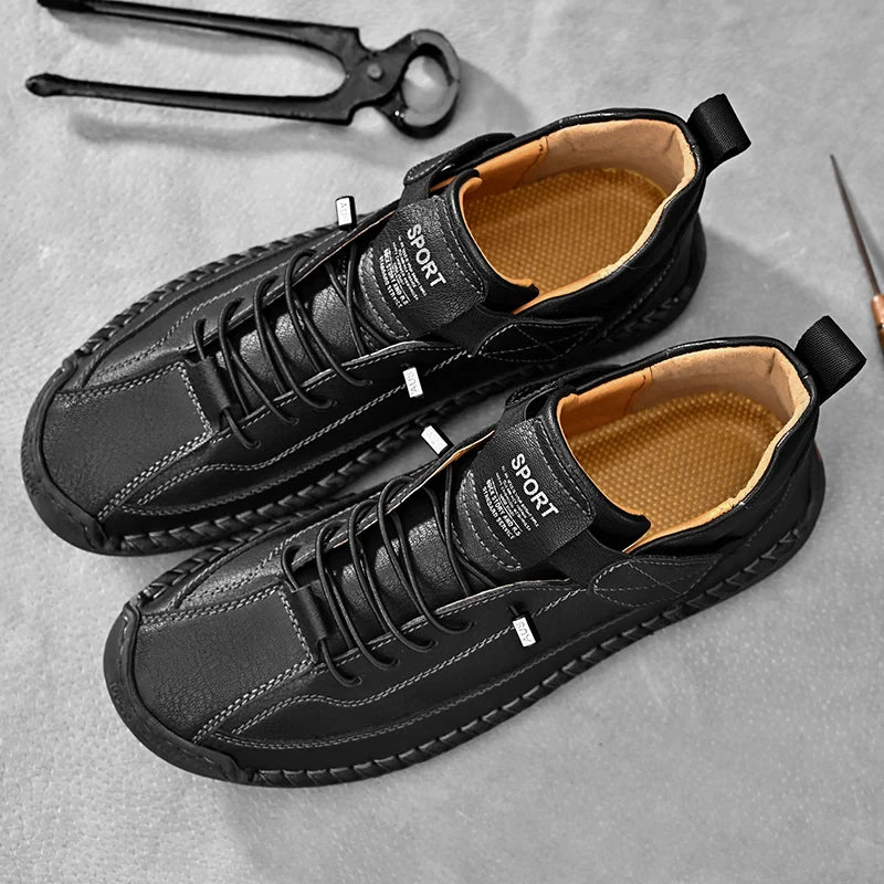 Sapato masculino plus size em couro sintético preto com solado resistente e estilo esportivo.