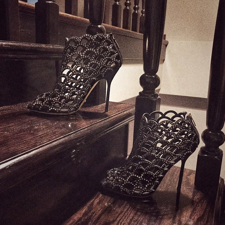 Sandálias femininas de salto alto pretas, perfeitas como sapatos de festa elegantes com detalhes sofisticados