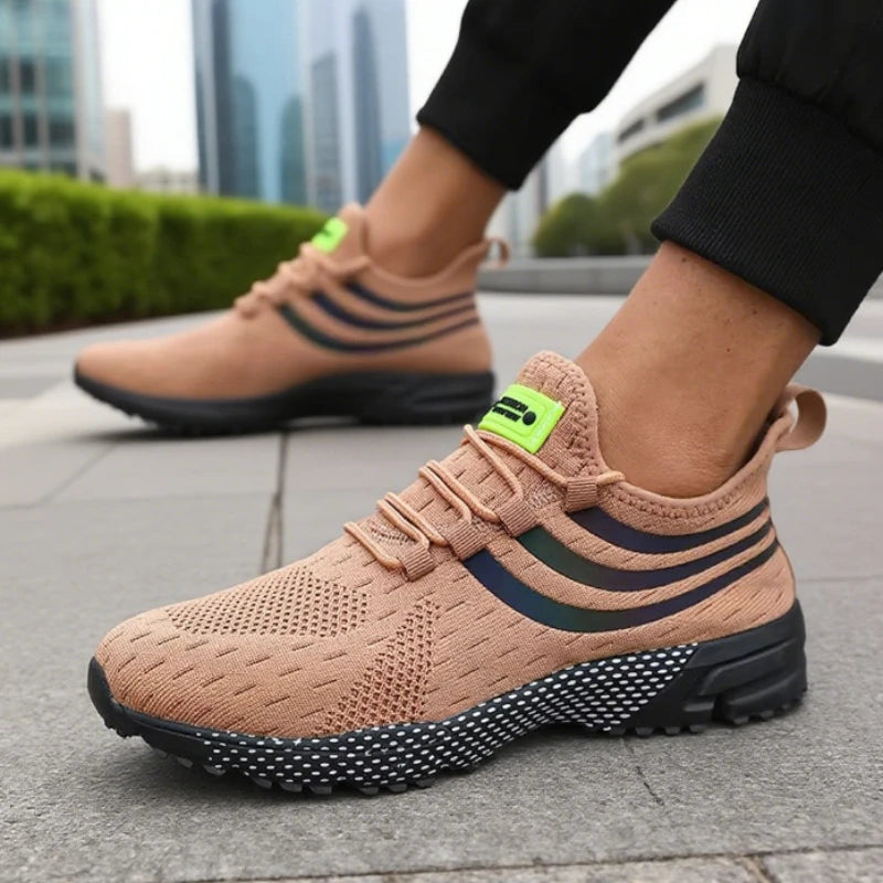 Sapatos de malha antiderrapante para homem em cor bege com detalhes em verde e sola robusta