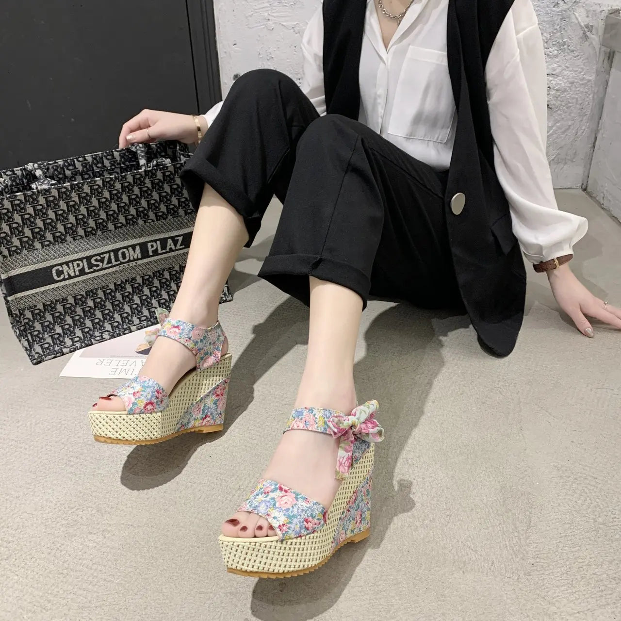 Sandálias femininas florais de plataforma com amarração, perfeitas para combinar com sapatos de salto alto elegantes