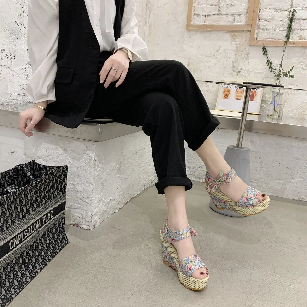 Sandálias femininas florais com plataforma, ideais para usar com sapatos de salto alto elegantes