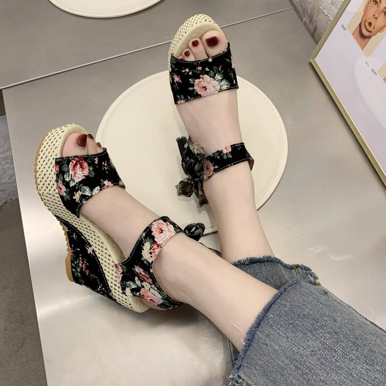 Sandálias femininas com design floral e salto, ideais para combinar com sapatos de salto alto elegantes