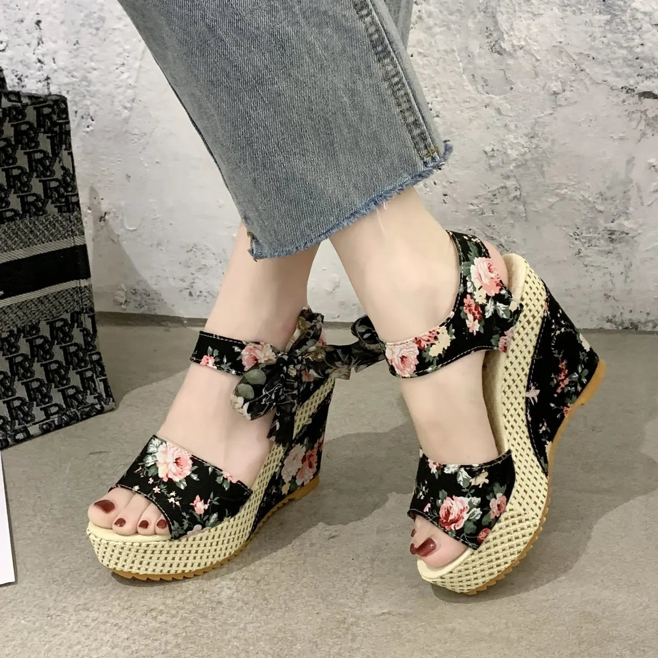 Sandálias femininas de salto alto elegantes com estampa floral e detalhe de laço