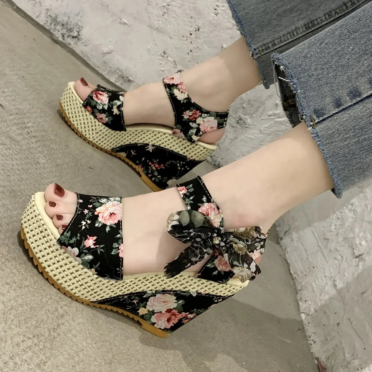Sandálias femininas floral com salto alto, ideais para quem busca sapatos de salto alto elegantes