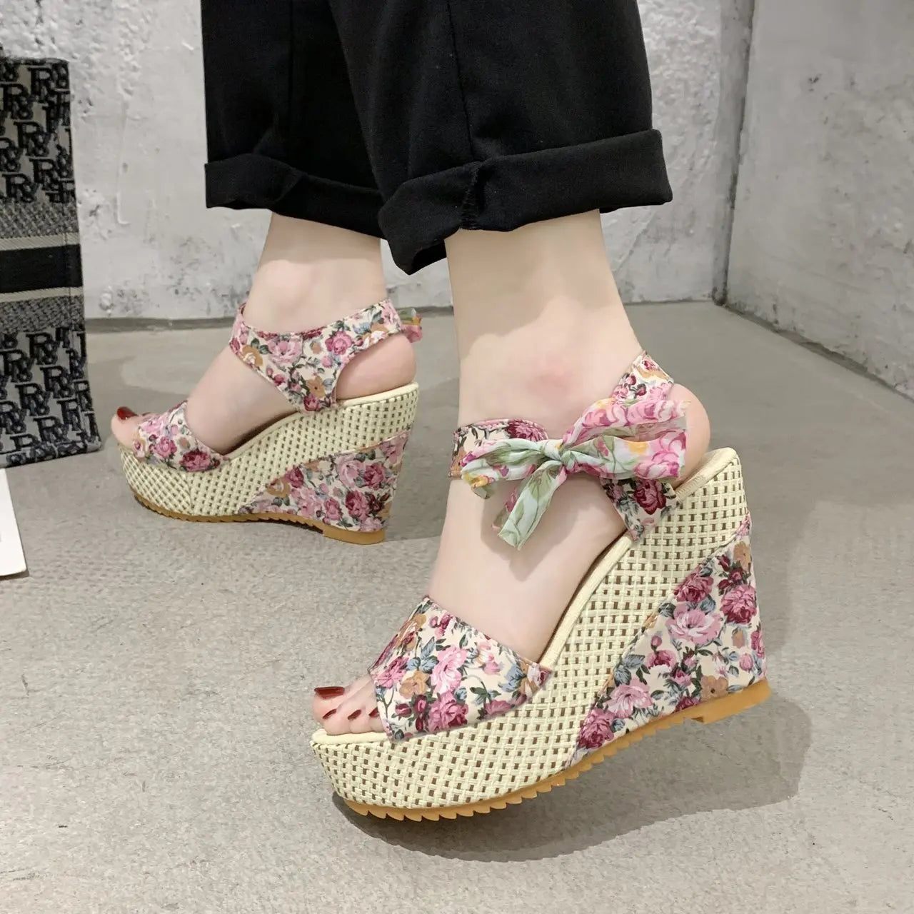 Sandálias femininas florais de plataforma com detalhes em laço, ideal como sapatos de salto alto elegantes