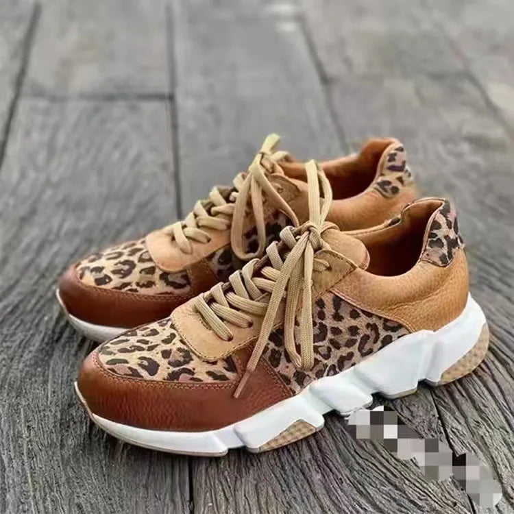 Sapatos esportivos casuais femininos com estampa de onça e detalhes em couro em tons de marrom