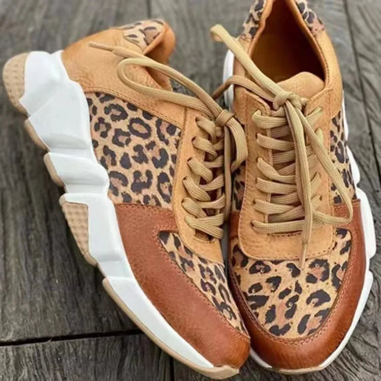 Sapatos esportivos casuais femininos com estampa de oncinha e detalhes em couro marrom