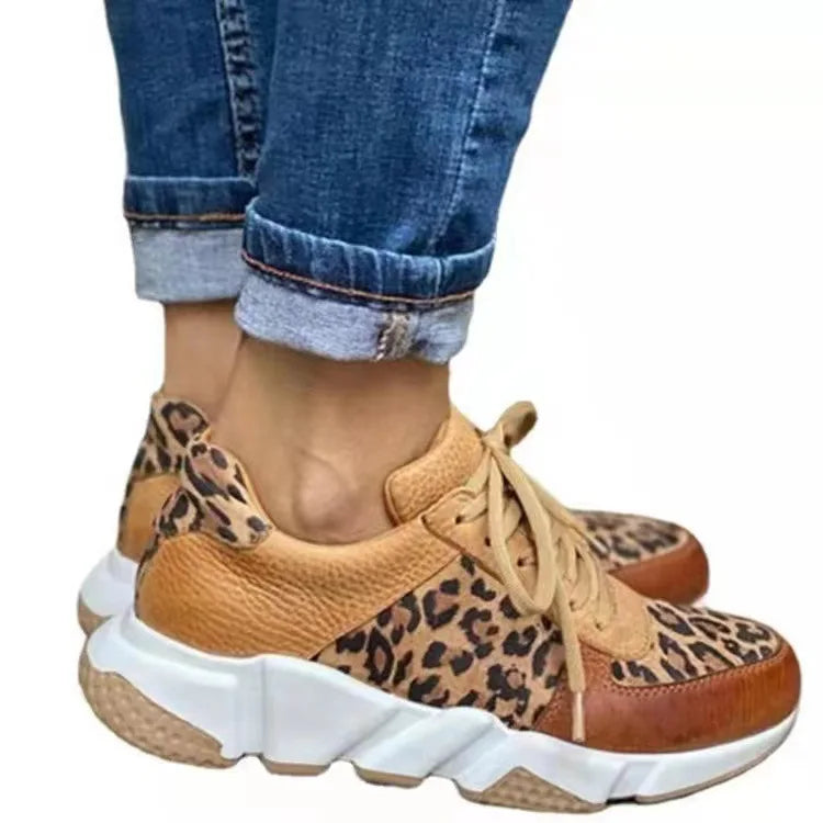 Sapatos esportivos casuais femininos com estampa de onça e detalhes em couro, perfeitos para o dia a dia