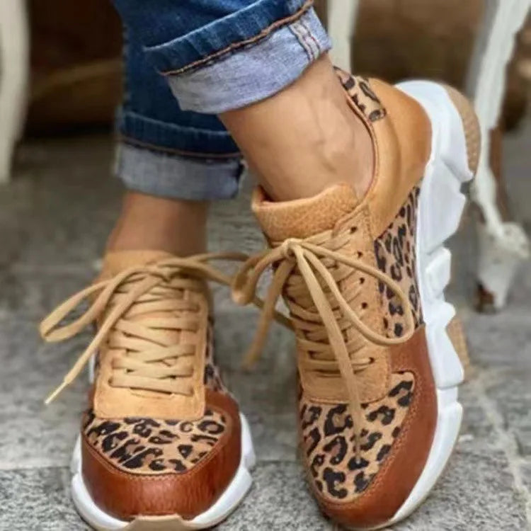 Sapatos esportivos casuais femininos em couro com estampa de onça em tom caramelo
