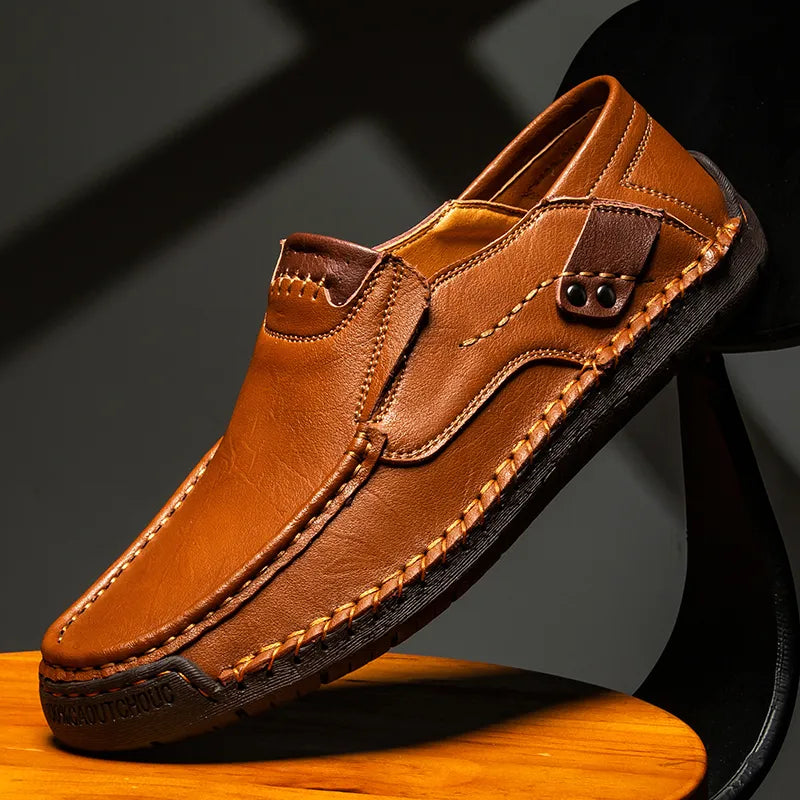 Sapatos masculinos de couro KJEDGB em tom marrom com design confortável e elegante
