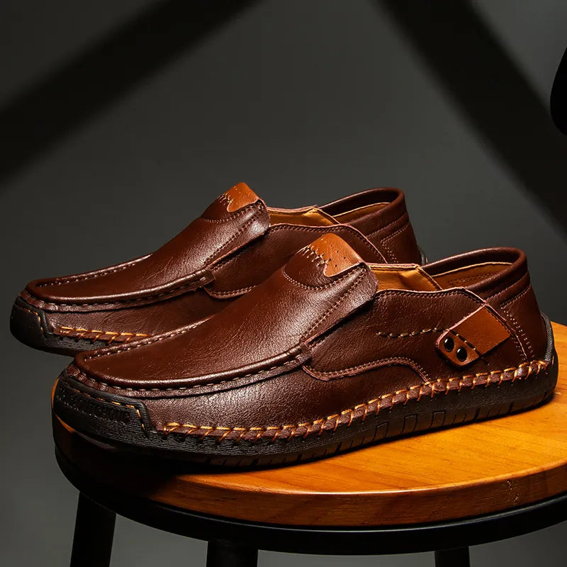 Sapatos masculinos de couro KJEDGB em tom marrom com design confortável e solado resistente