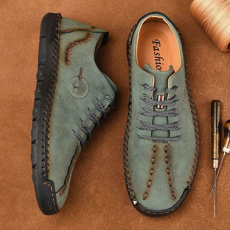 Sapatos masculinos de couro KJEDGB em tom verde com design confortável e costura detalhada