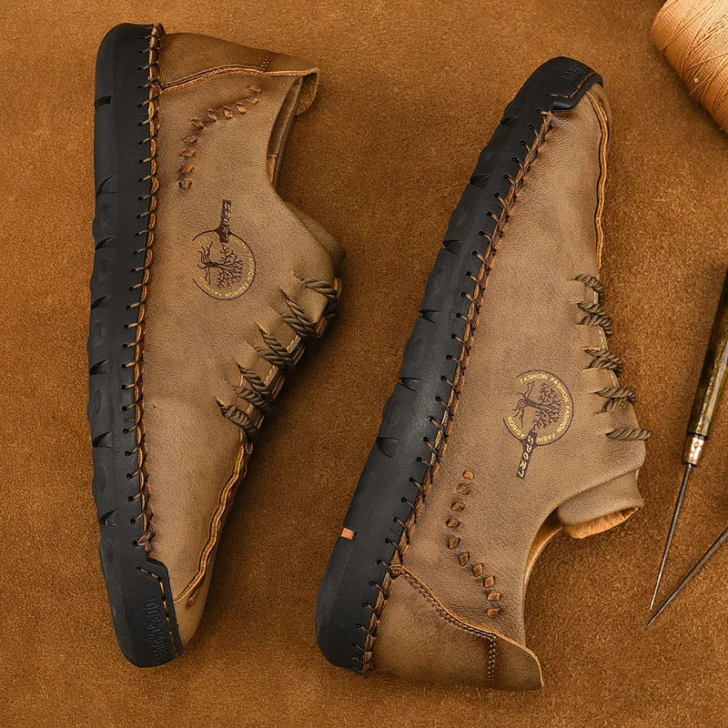 Sapatos masculinos de couro KJEDGB em tom marrom, com design costurado e sola antideslizante