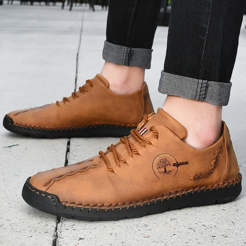 Sapatos masculinos de couro KJEDGB em tom marrom com design moderno e confortável para uso diário