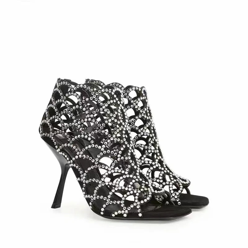 Sandálias femininas com design oco e salto fino, adornadas com strass para elegância
