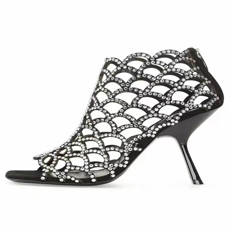 Sandálias femininas NOENNAME_NULL com design Oco e salto fino, adornadas com strass brilhantes.