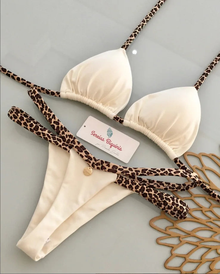 Biquíni feminino em tom claro com detalhes em animal print, ideal para moda praia estilo animal print.