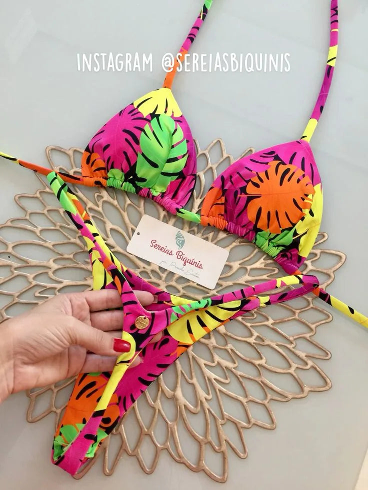 Biquíni feminino colorido em estampa tropical, ideal para moda praia estilo animal print