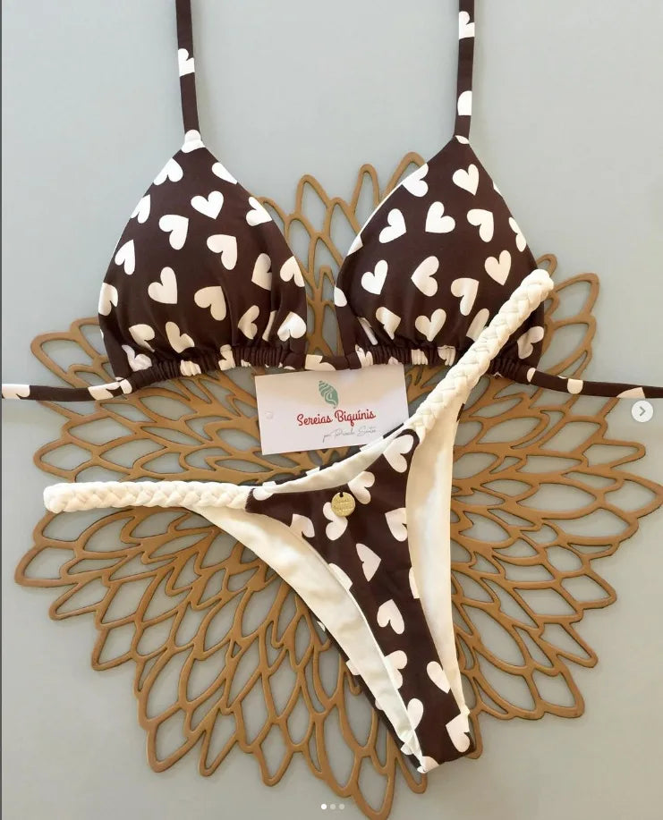 Biquíni feminino com estampa de corações em marrom, perfeito para moda praia estilo animal print