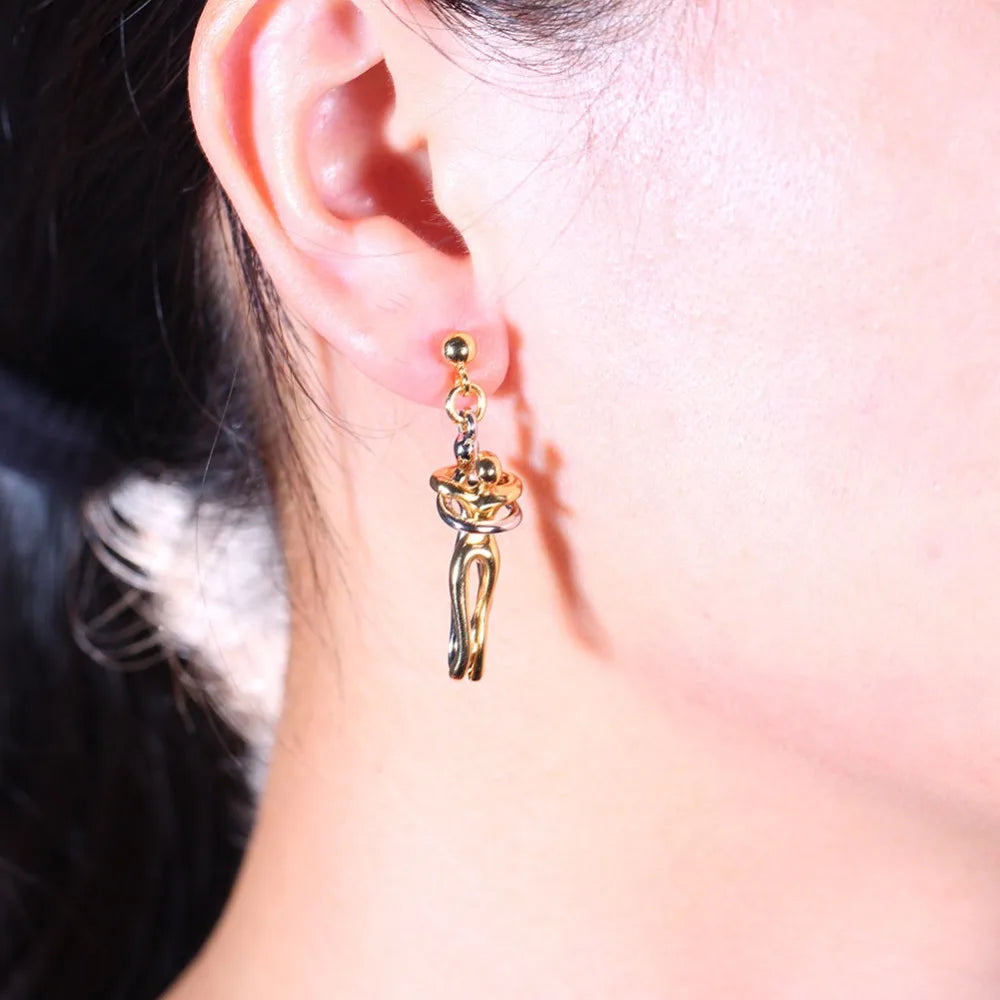 Brincos dois tons femininos delicados com design moderno e elegante, perfeitos para qualquer ocasião